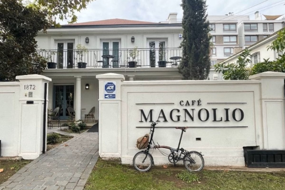 Está ubicado en Providencia, y atiende de lunes a domingo.
Foto: Instagram @cafemagnolio.cl.