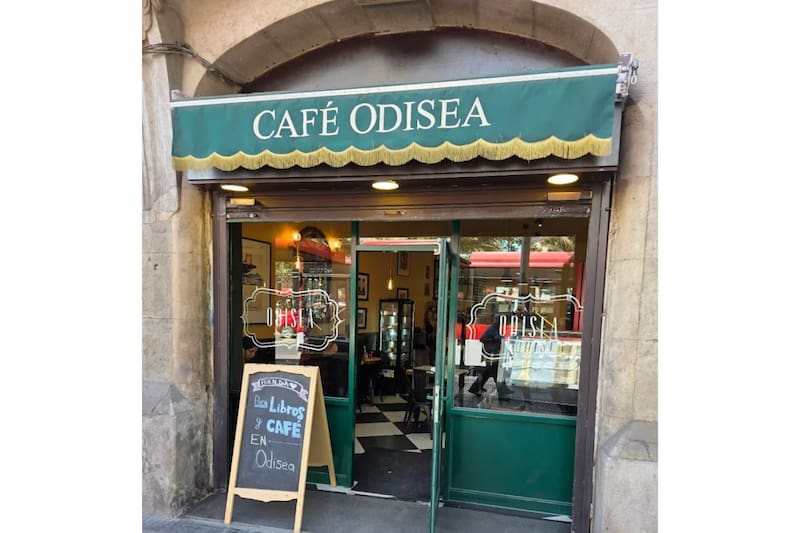 Es un espacio pensado en los amantes de la lectura, ya que conecta con una librería.
Créditos: Google Maps.