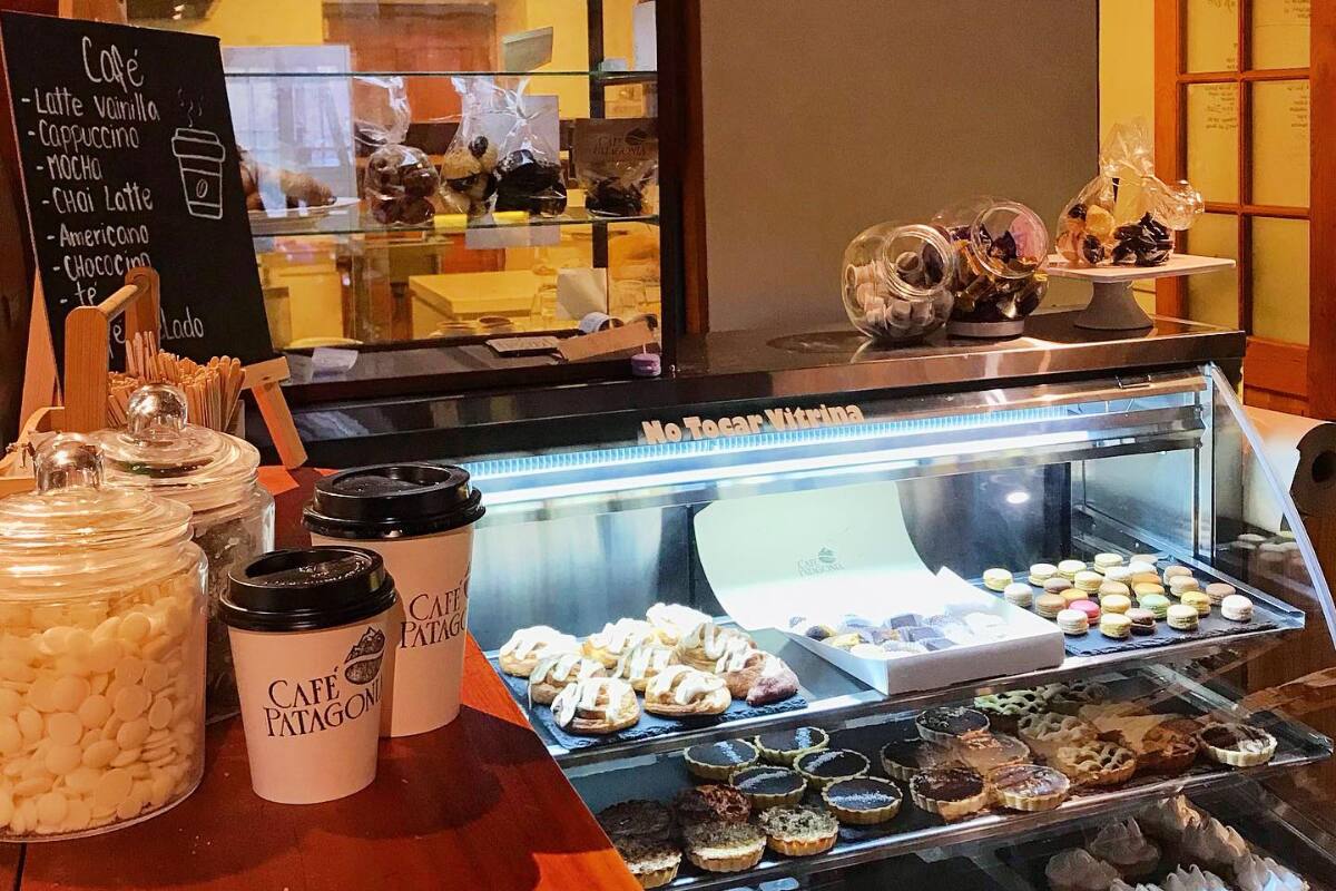 La cafetería ofrece pasteles, galletas, pizzas, entre otras exquisiteces para disfrutar mientras pintas.