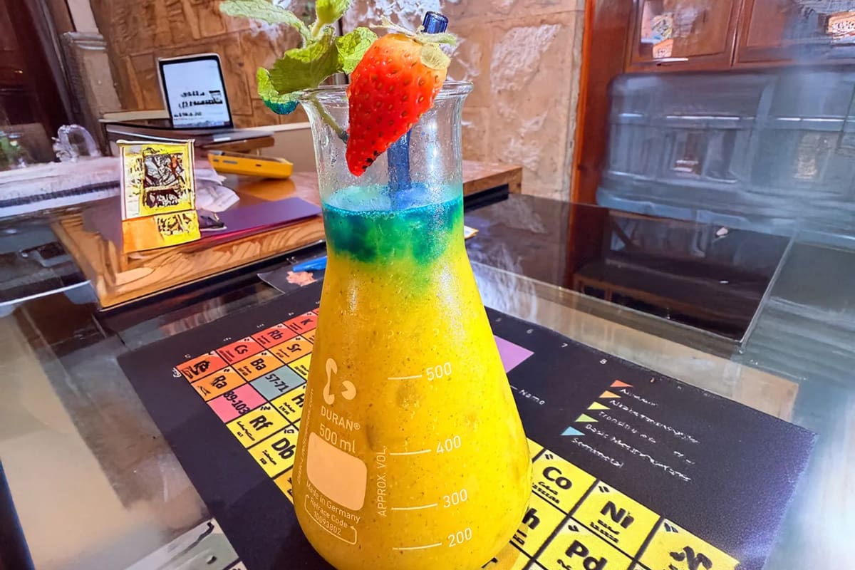 La especialidad del lugar son los platos y bebidas inspirados en la ciencia, las que incluso son servidas en matraz. Créditos: Pedidos Ya.