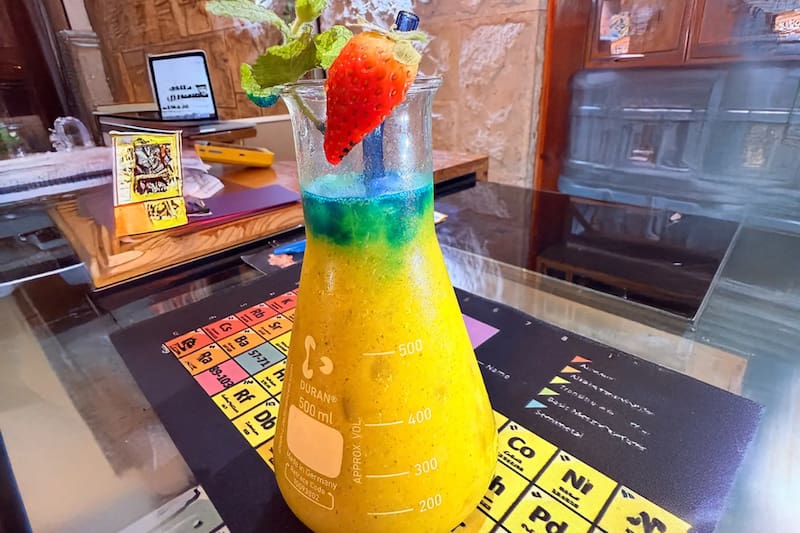 La especialidad del lugar son los platos y bebidas inspirados en la ciencia, las que incluso son servidas en matraz. Créditos: Pedidos Ya.