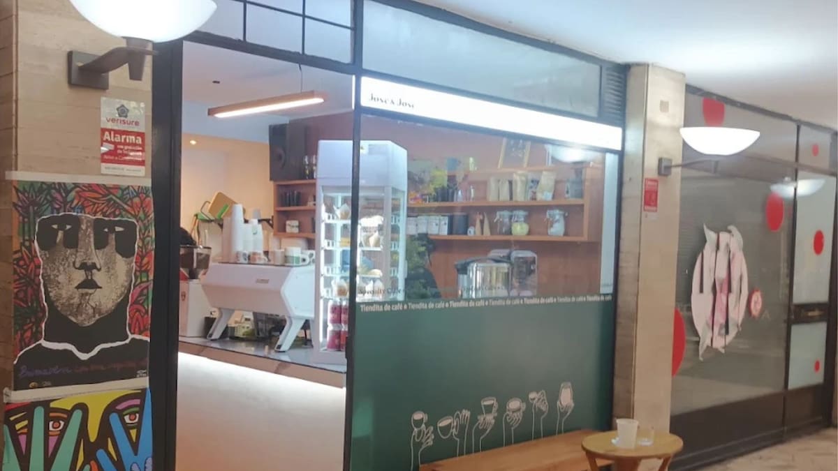 Esta cafetería inserta en una galería en el centro de Santiago es perfecta para ir después del trabajo