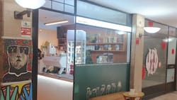 Esta cafetería inserta en una galería en el centro de Santiago es perfecta para ir después del trabajo