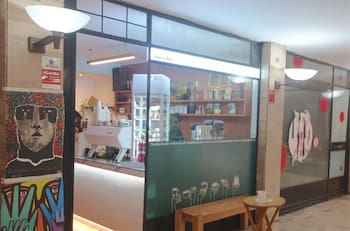 Esta cafetería inserta en una galería en el centro de Santiago es perfecta para ir después del trabajo