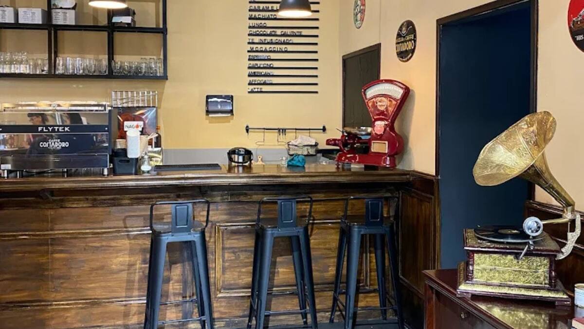 Perfecta para los amantes de la lectura: Esta maravillosa cafetería conecta con una librería en el centro de Santiago