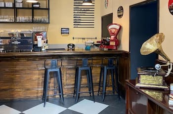 Perfecta para los amantes de la lectura: Esta maravillosa cafetería conecta con una librería en el centro de Santiago