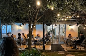 Posee un jardín oculto: Este café ubicado en el centro de Santiago es ideal para ir después del trabajo