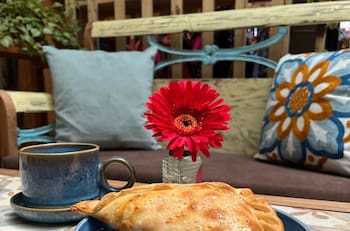“Parece sacada de un cuento”: Esta cafetería ubicada en un conocido barrio de Santiago es ideal para visitar en verano