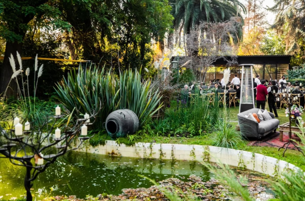 Cafetería emplazada en un antiguo parque que contiene un precioso jardín escondido: Ideal si quieres relajarte en mitad de semana