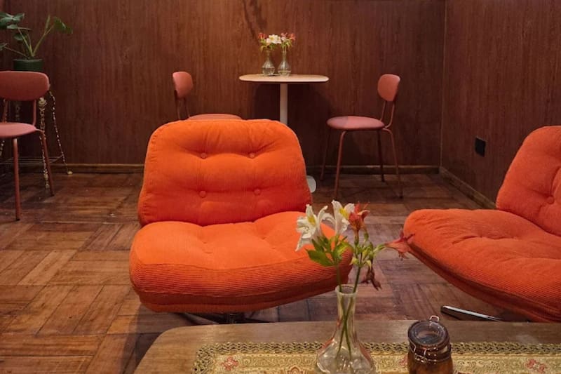 Es un lugar pequeño y acogedor en el que puedes disfrutar con amigos después del trabajo.
Créditos: Google Maps.