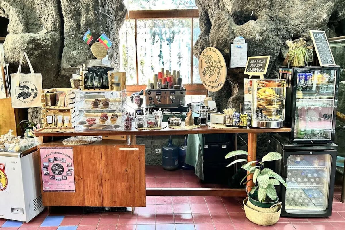 Está ubicada al interior de un popular cerro de la capital.
Créditos: Google Maps.