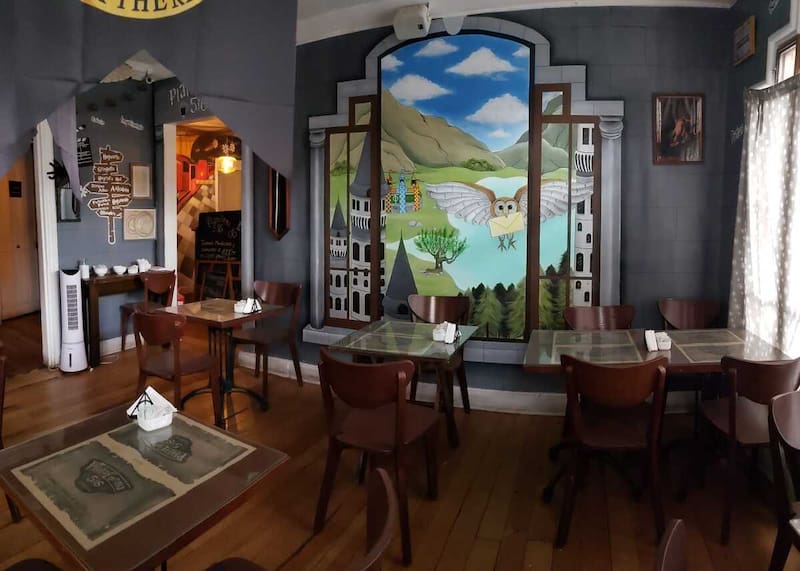 Esta cafetería inspirada en las novelas de Harry Potter tiene unos pastelitos con la forma del sombrero seleccionador. Créditos: Plataforma 516