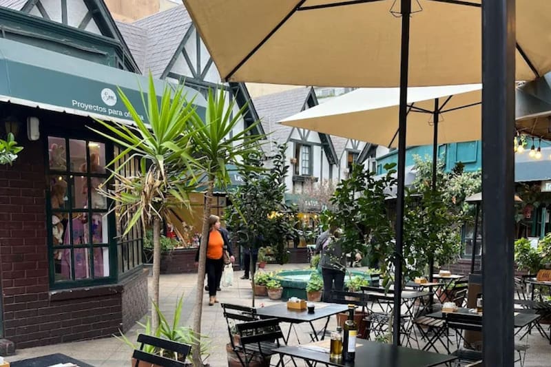 Está emplazada en un paseo tranquilo y mágico, que puedes recorrer con calma.
Créditos: Google Maps.