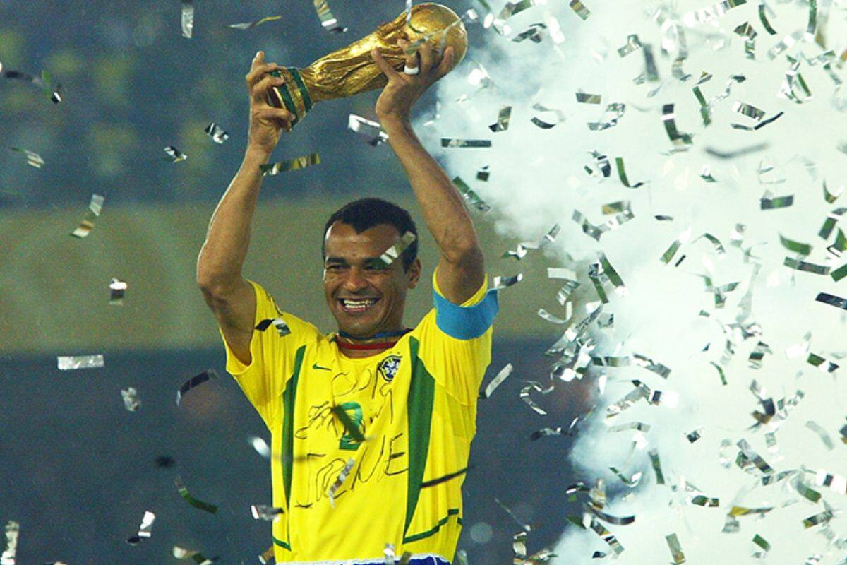 Cafú con la Copa del Mundo. La leyenda vive serios apremios económicos. Foto: Conmebol.