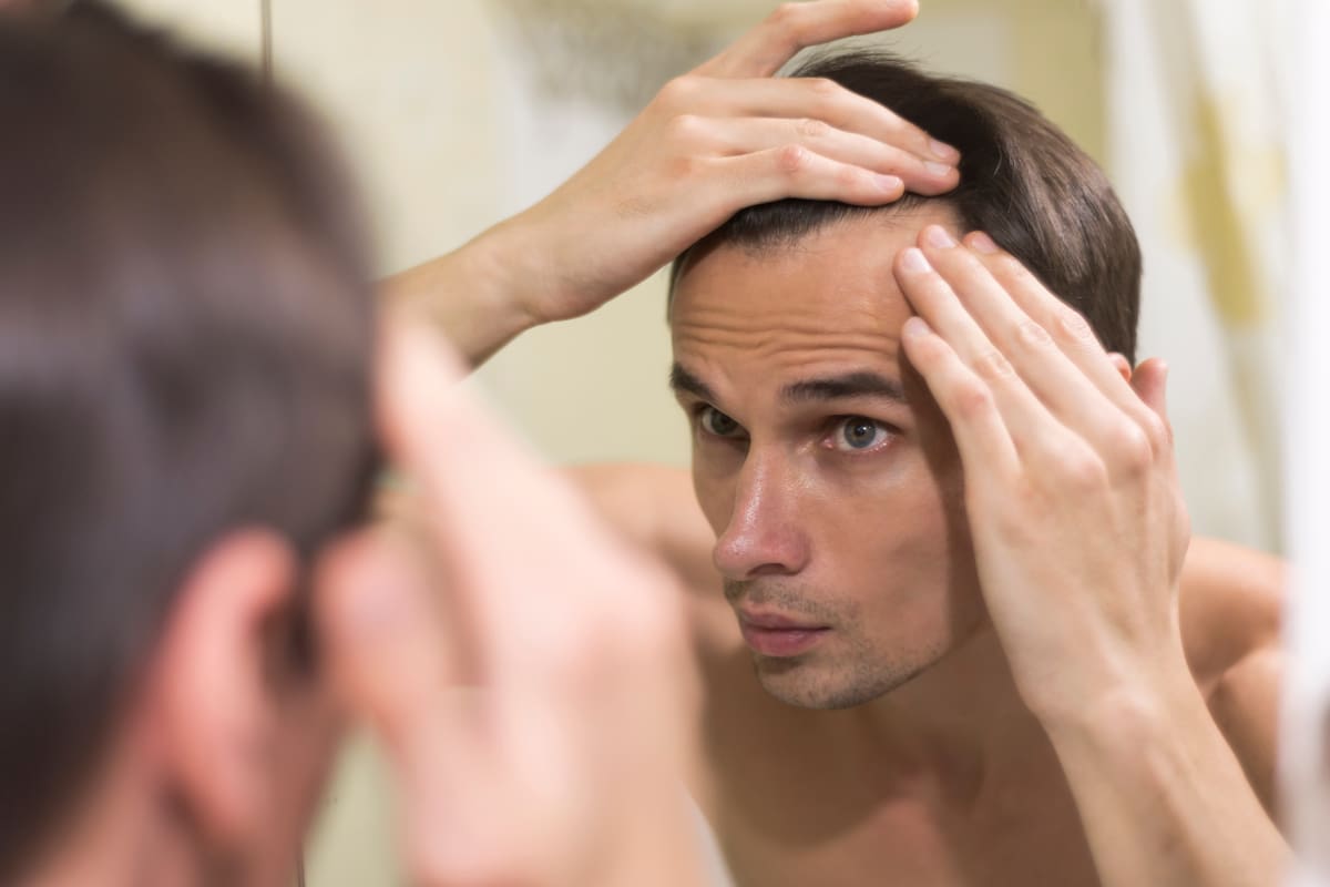 Según Harvard, hay ciertos alimentos que nos ayudan a prevenir la caída del pelo.