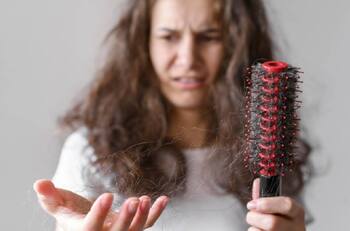 Experta de la Universidad Católica recomienda consumir esta vitamina para solucionar la caída del cabello