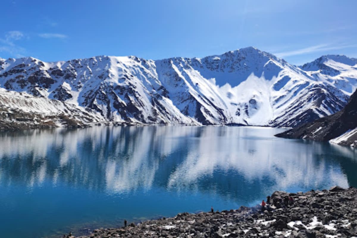 Este destino alberga al Embalse del Yeso, un punto turístico alejado del bullicio, lo que lo vuelve ideal para pasar el día. Foto: Chile Es Tuyo.