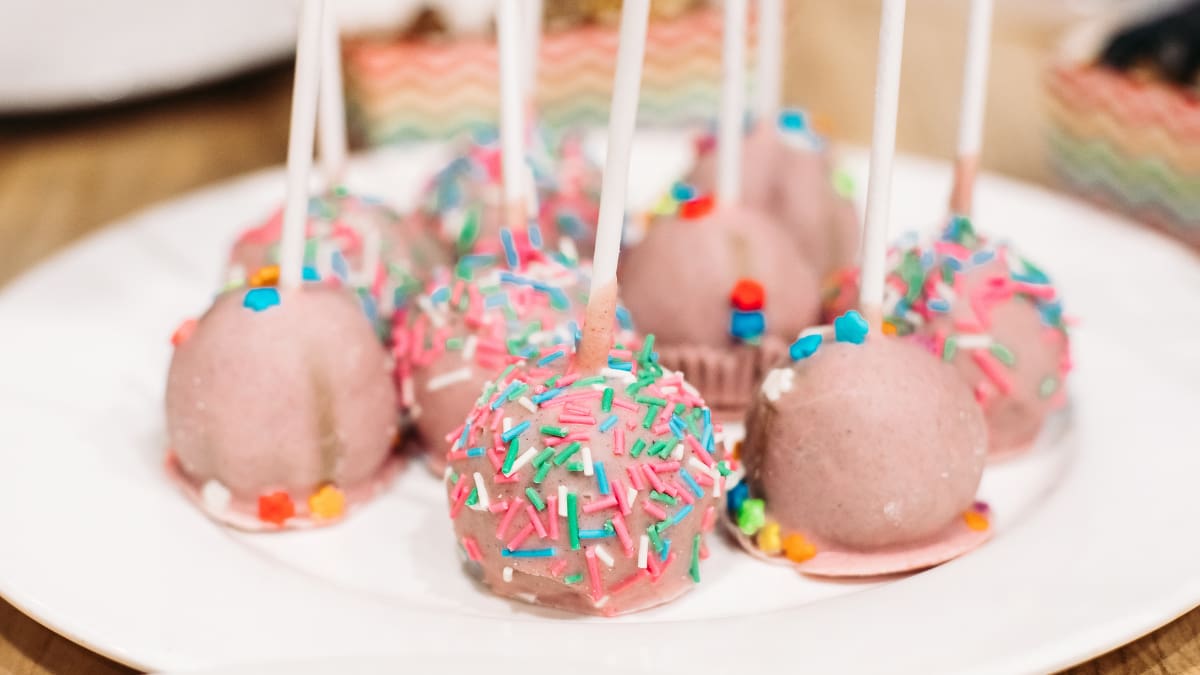 Esta es la receta de cake pops más fácil para regalar en este Día del Niño