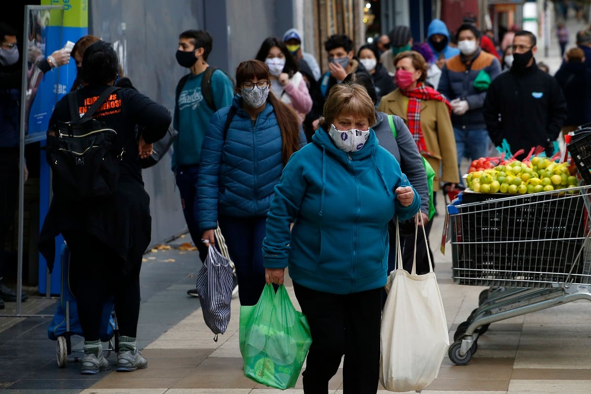 Vina del Mar, 11 de junio de 2020.
Filas en supermercados tras anuncio de cuarentena en Vina del Mar debido a emergencia sanitaria por coronavirus
Sebastian Cisternas/ Aton Chile.