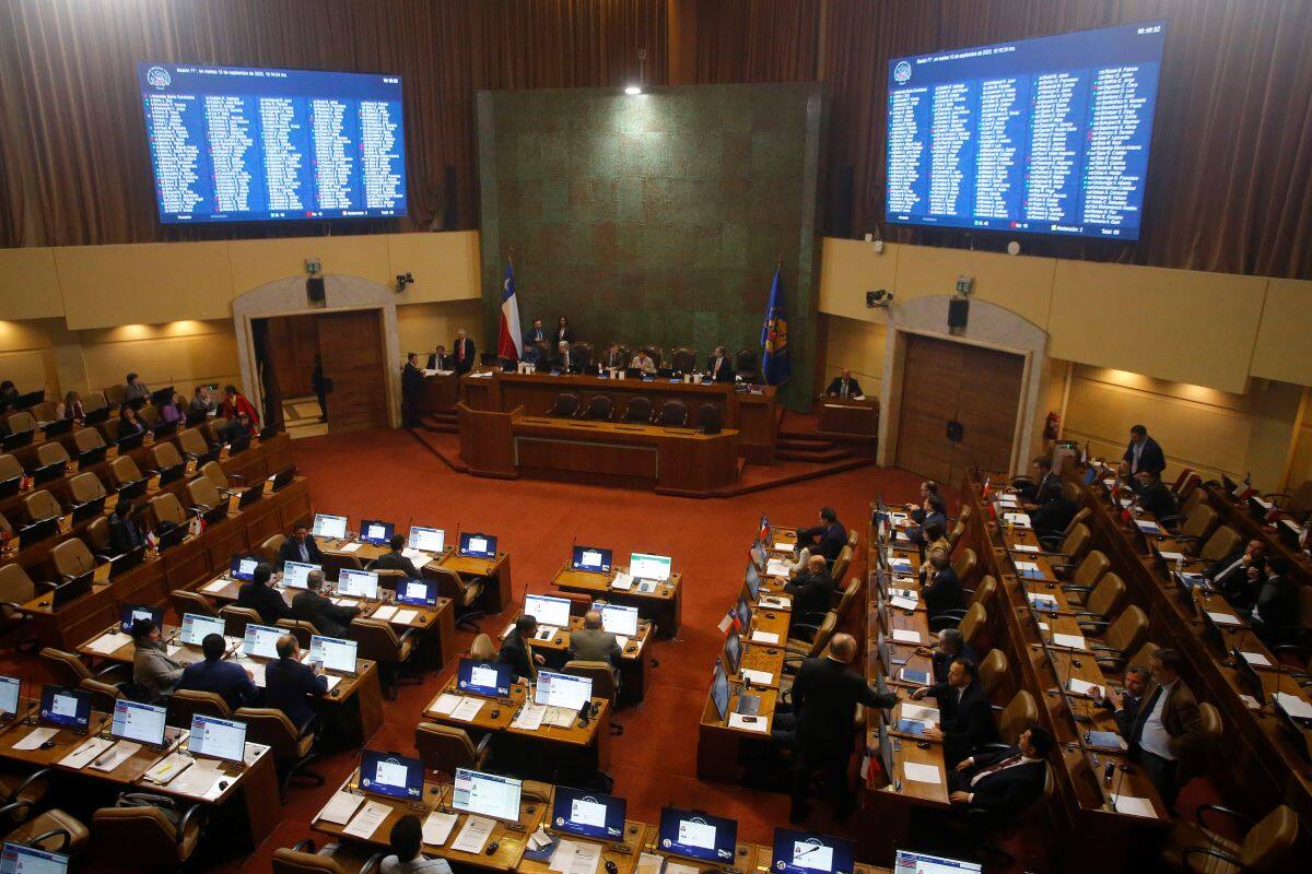 La moción fue impulsada por los parlamentarios de Renovación Nacional y fue aprobada con 68 votos a favor.