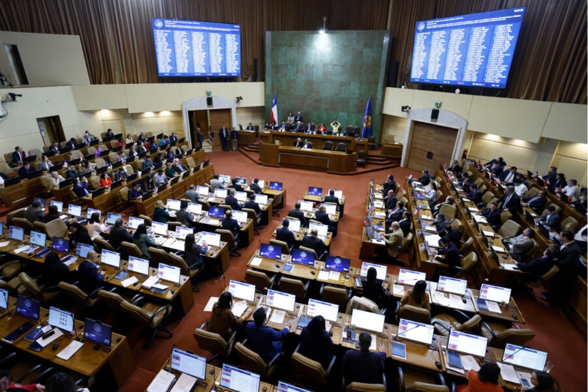 Funcionarios públicos poseen renta líquida que supera los $6 millones de pesos mensuales.