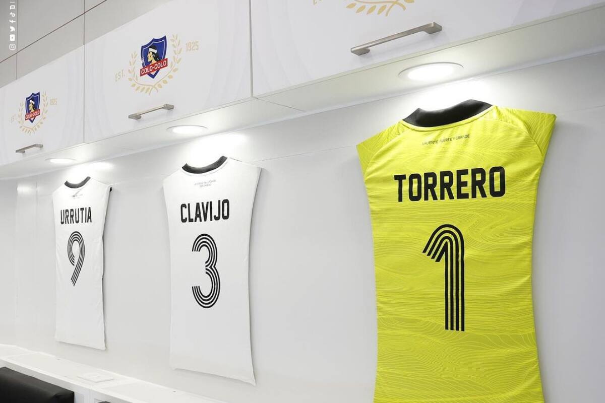 El descuido evidente en la presentación del nuevo camarín de las Albas. Foto: Prensa Colo Colo.