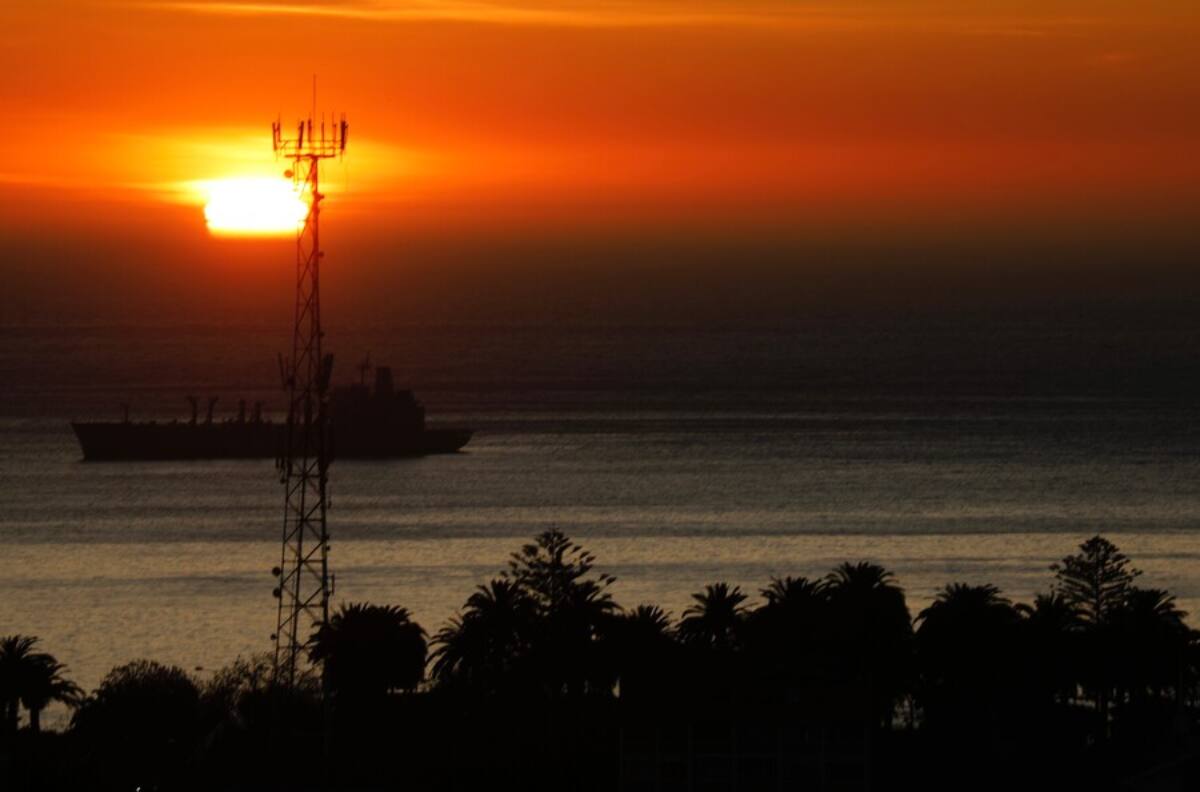 Los graves riesgos que las olas de calor generarán en la red eléctrica chilena: desde cortocircuitos a incendios forestales