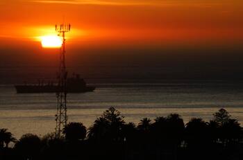 Los graves riesgos que las olas de calor generarán en la red eléctrica chilena: desde cortocircuitos a incendios forestales