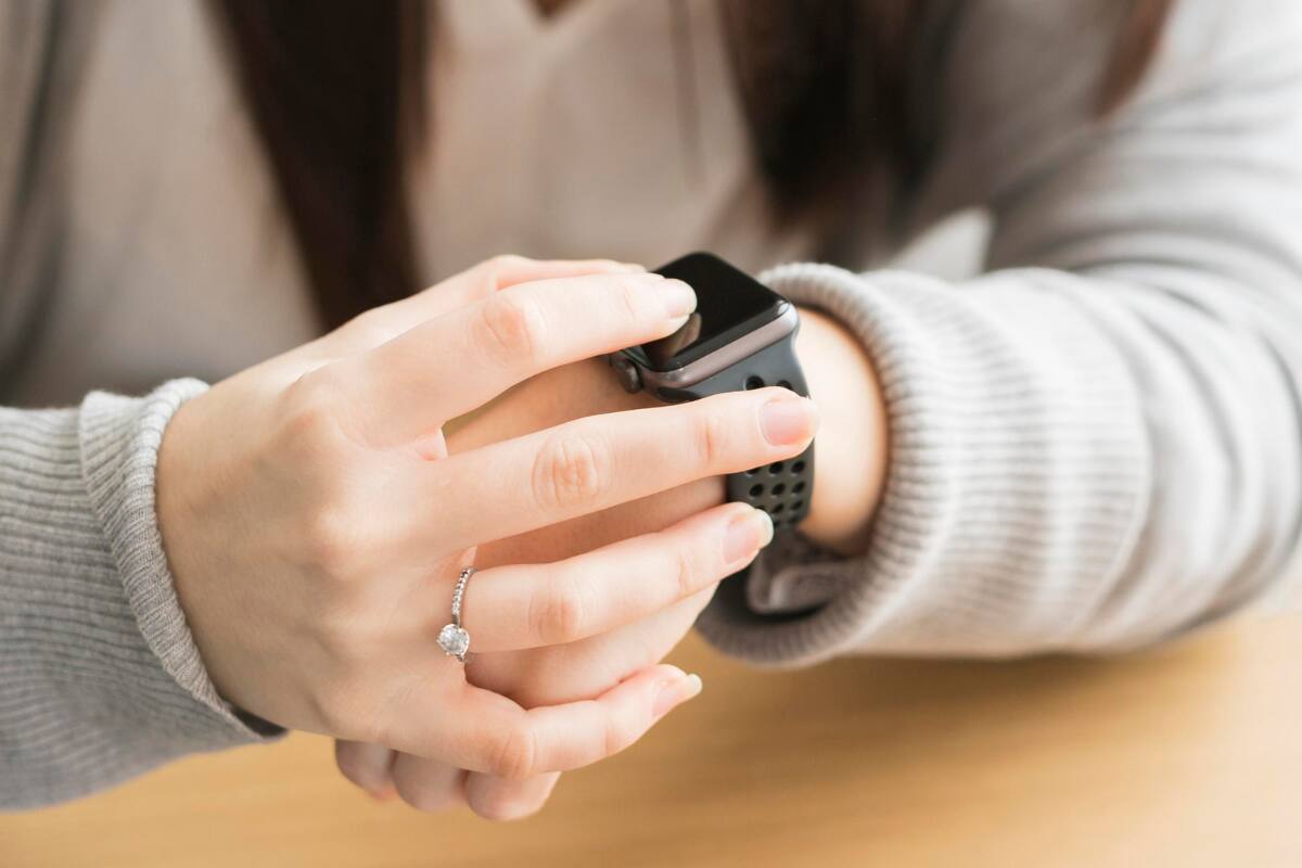 Aunque la gran mayoría de los relojes digitales realiza la actualización automáticamente, en algunos dispositivos este deberá hacerse de forma manual. Imagen referencial. Créditos: Freepik.