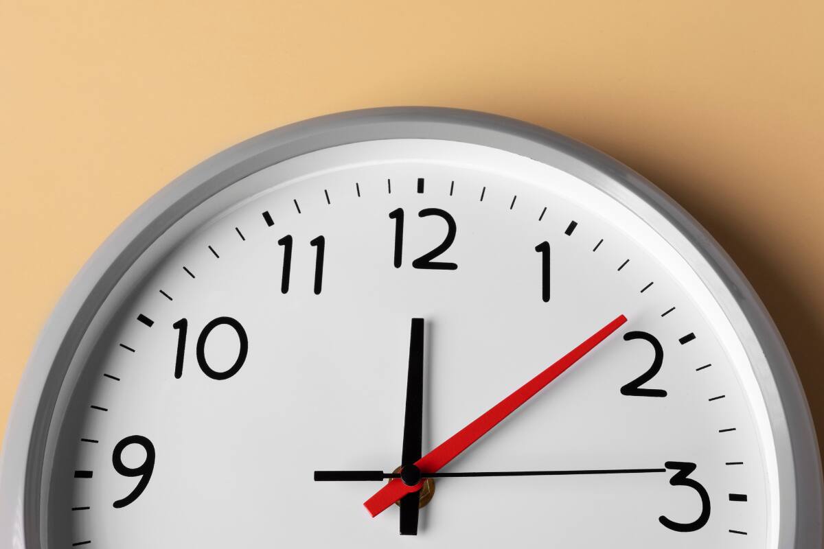 Próximamente, los relojes de todo el país deberán retrasarse 60 minutos para pasar al horario de invierno. Imagen referencial. Créditos: Freepik.