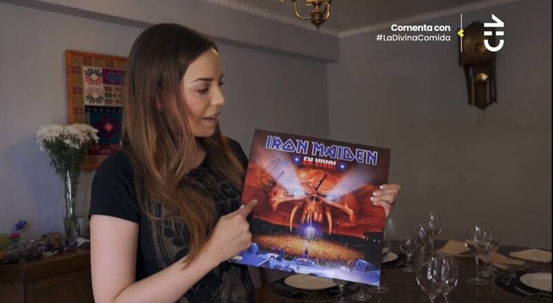 Mantiene un vinilo autografiado de Iron Maiden / CHV