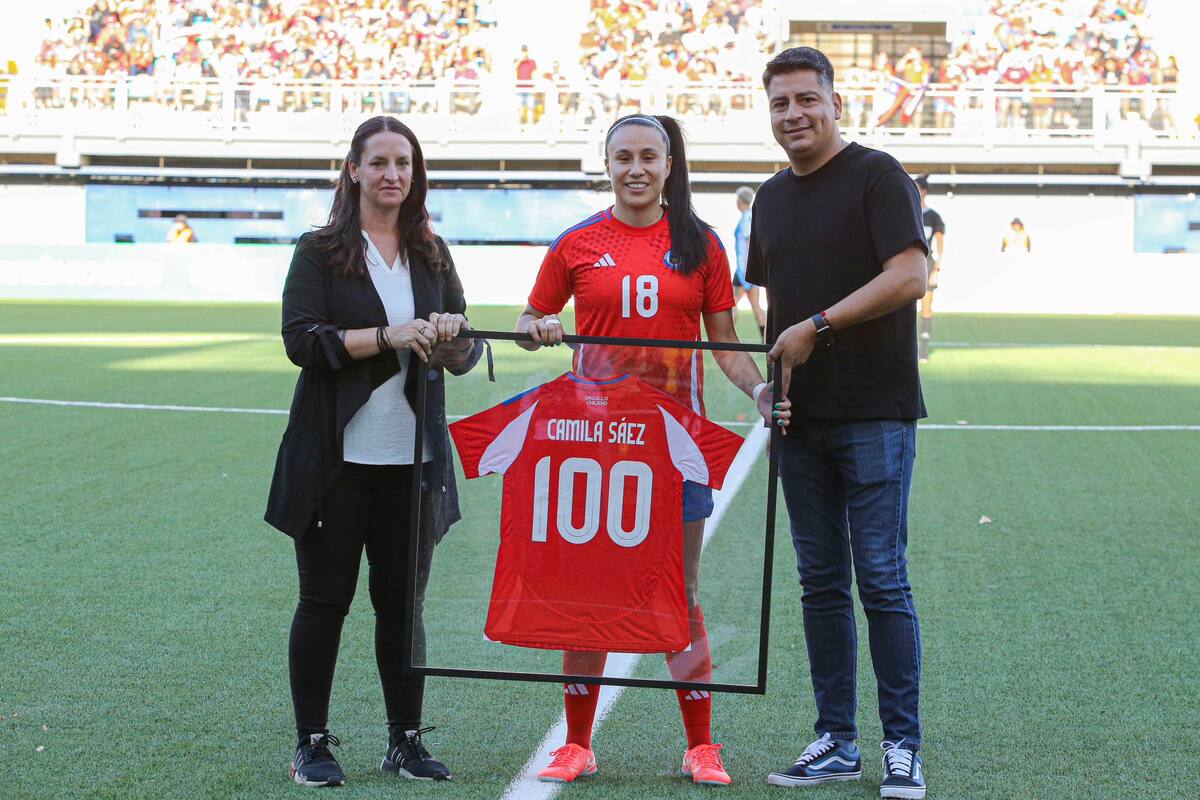 La defensora de La Roja fue homenajeada por la Federación de Fútbol de Chile.