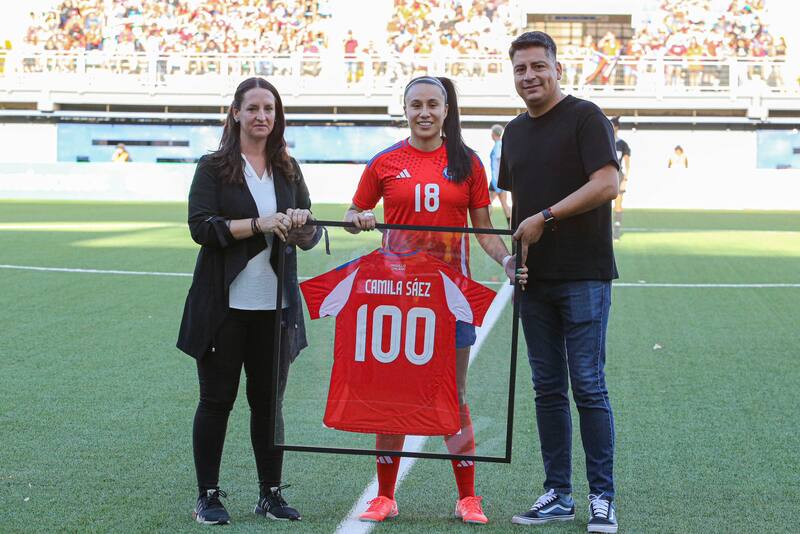 La defensora de La Roja fue homenajeada por la Federación de Fútbol de Chile.