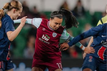 La rompió: crack de La Roja fue elegida la figura del partido entre el West Ham United y el PSG