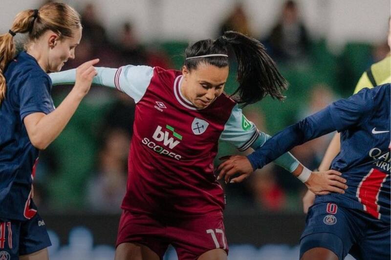 aguanta la presión de la francesa eden Le Guilly, durante el amistoso entre West Ham United y PSG jugado ayer en Perth, Australia. Foto: Revista FutFem.