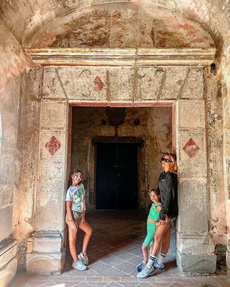Camila Stuardo junto a sus hijas en un parque en México