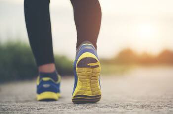 ¿Trabajas sentado? Esta es la cantidad de pasos que deberías dar para mantenerte saludable