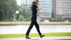 ¿Qué significa caminar muy rápido? Esto dice la psicología