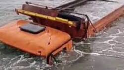 VIDEO | Camión se cae de un barco de carga al mar en Isla Mocha