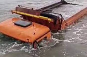 VIDEO | Camión se cae de un barco de carga al mar en Isla Mocha