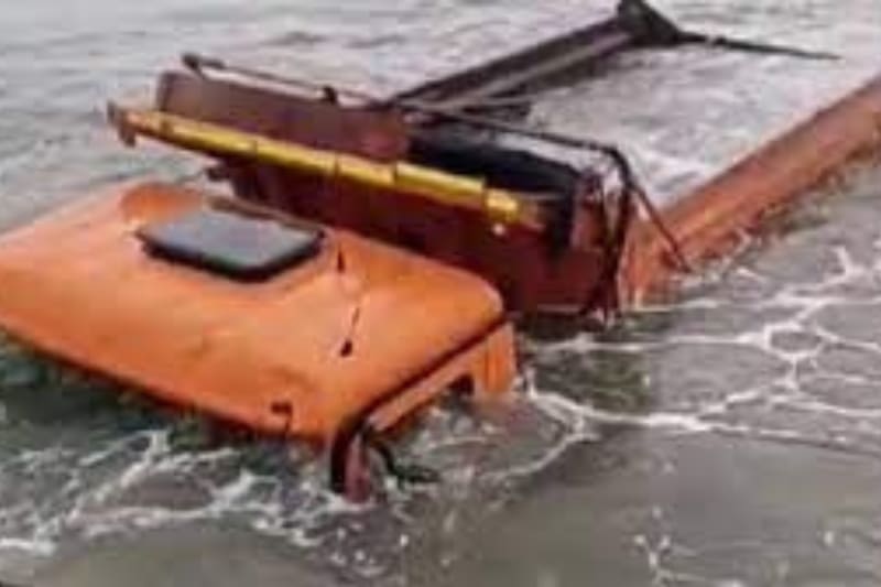 El accidente se habría producido tras ceder la rampla de una barcaza.
Crédito: Captura de video.