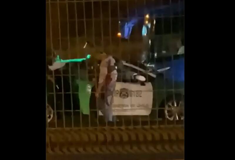 Carabineros logró auxiliar a la víctima y trasladarlo en un vehículo policial. Foto: Captura de video.