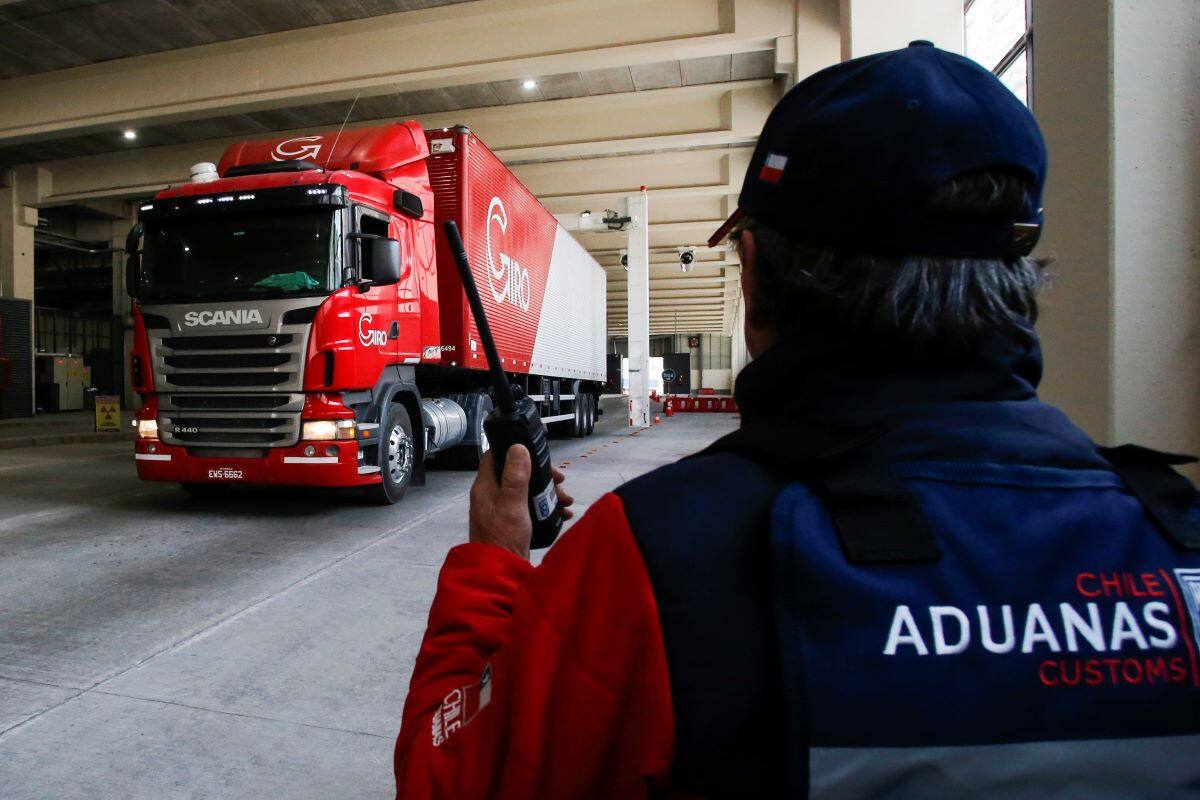 Los transportistas y gremios de aduanas advierten alzas por camiones detenidos en paso Los Libertadores.