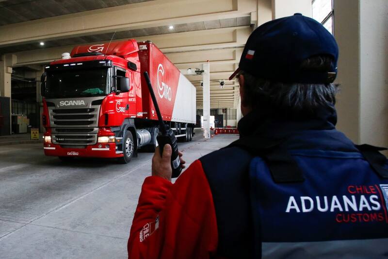 Los transportistas y gremios de aduanas advierten alzas por camiones detenidos en paso Los Libertadores.