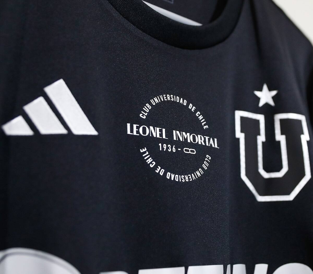Camiseta homenaje de la U a Leonel Sánchez