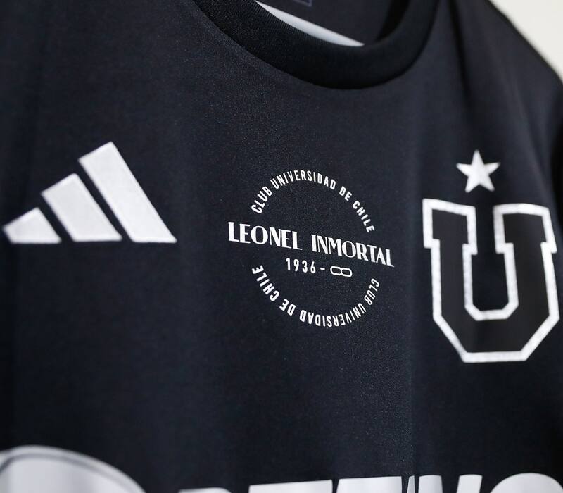 Camiseta homenaje de la U a Leonel Sánchez