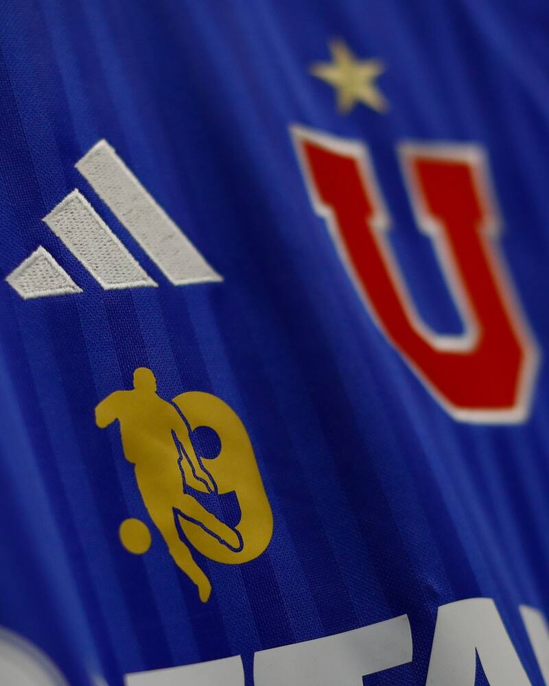 Camiseta Universidad de Chile homenaje a Carlos Campos
