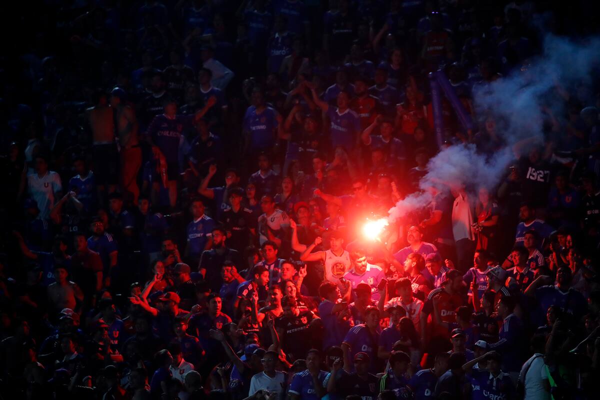 Hinchas de Universidad de Chile son fotografiados durante el partido de primera division contra Cobresal disputado en el Estadio Nacional.