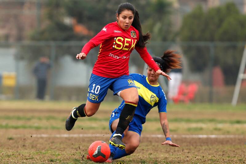 El partido entre AC Barnechea y Unión Española se jugó en un reducto que no ofrecía garantías para la práctica del fútbol profesional. Foto: Prensa Unión Española.