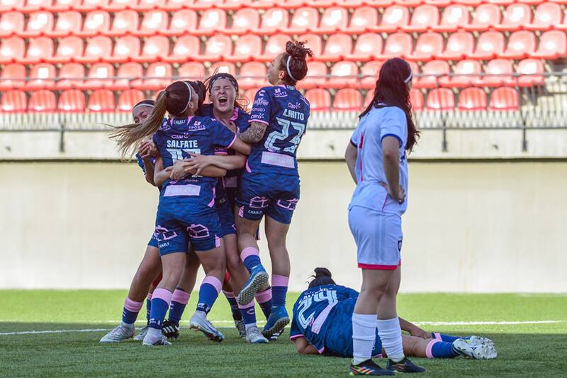 Everton de Viña del Mar celebra su regreso a la división de honor del Fútbol Femenino de Chile, tras derrotar a Huachipato. Foto: Campeonato Chileno.